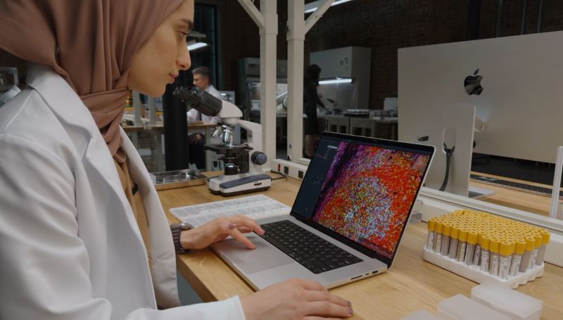 MacBook Pro 14 inch M3 1TB hỗ trợ các nhà nghiên cứu khoa học làm việc hiệu quả trong suốt ngày dài.